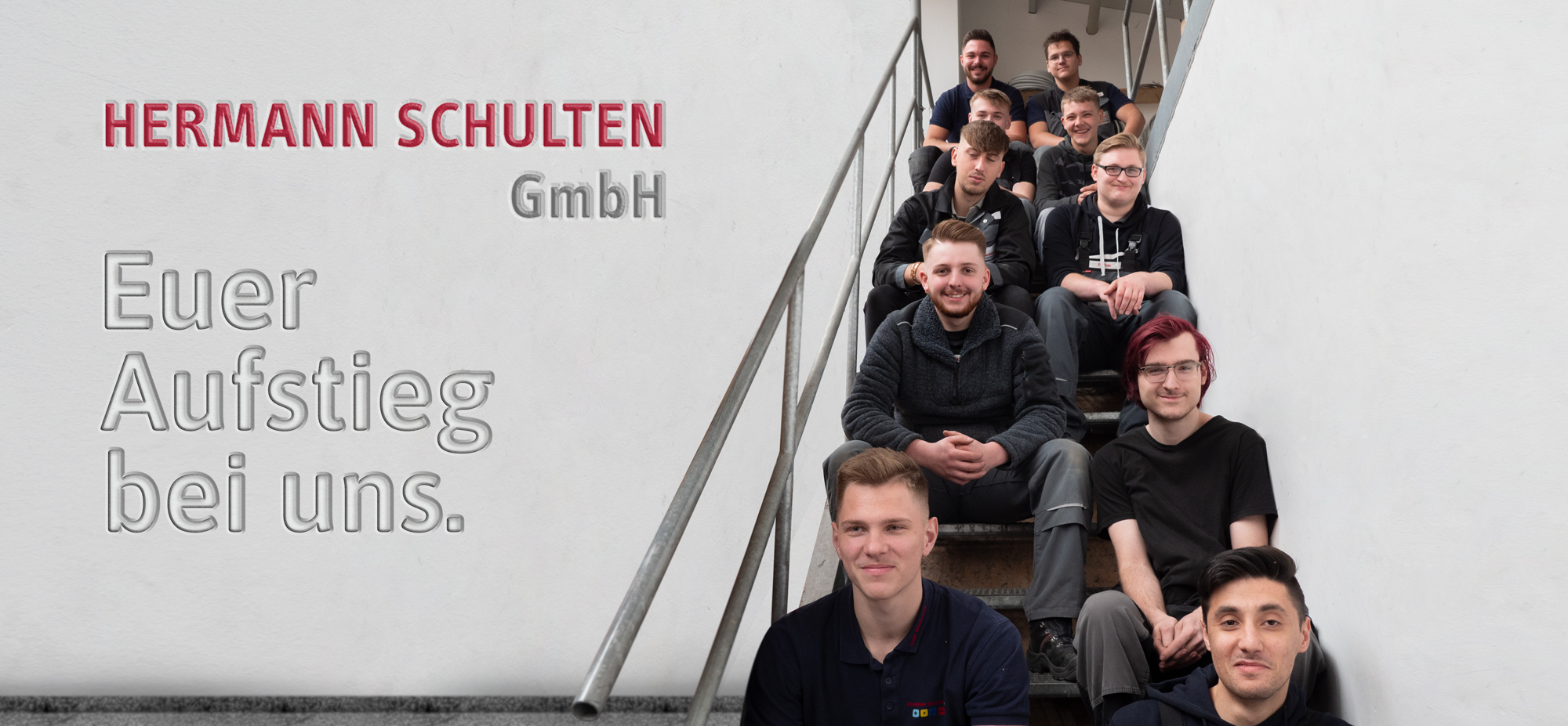Auszubildende der Hermann Schulten GmbH sitzen auf einer Treppe. Daneben steht der Text: Eurer Aufstieg bei uns.