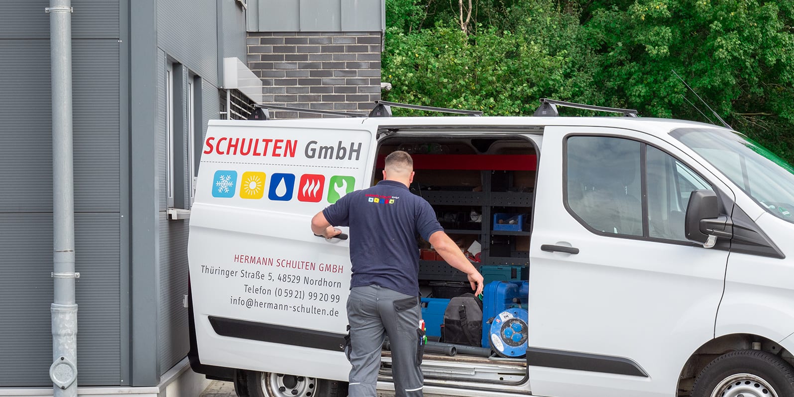 Das Team der Hermann Schulten GmbH vor dem Betriebsgebäude in Nordhorn