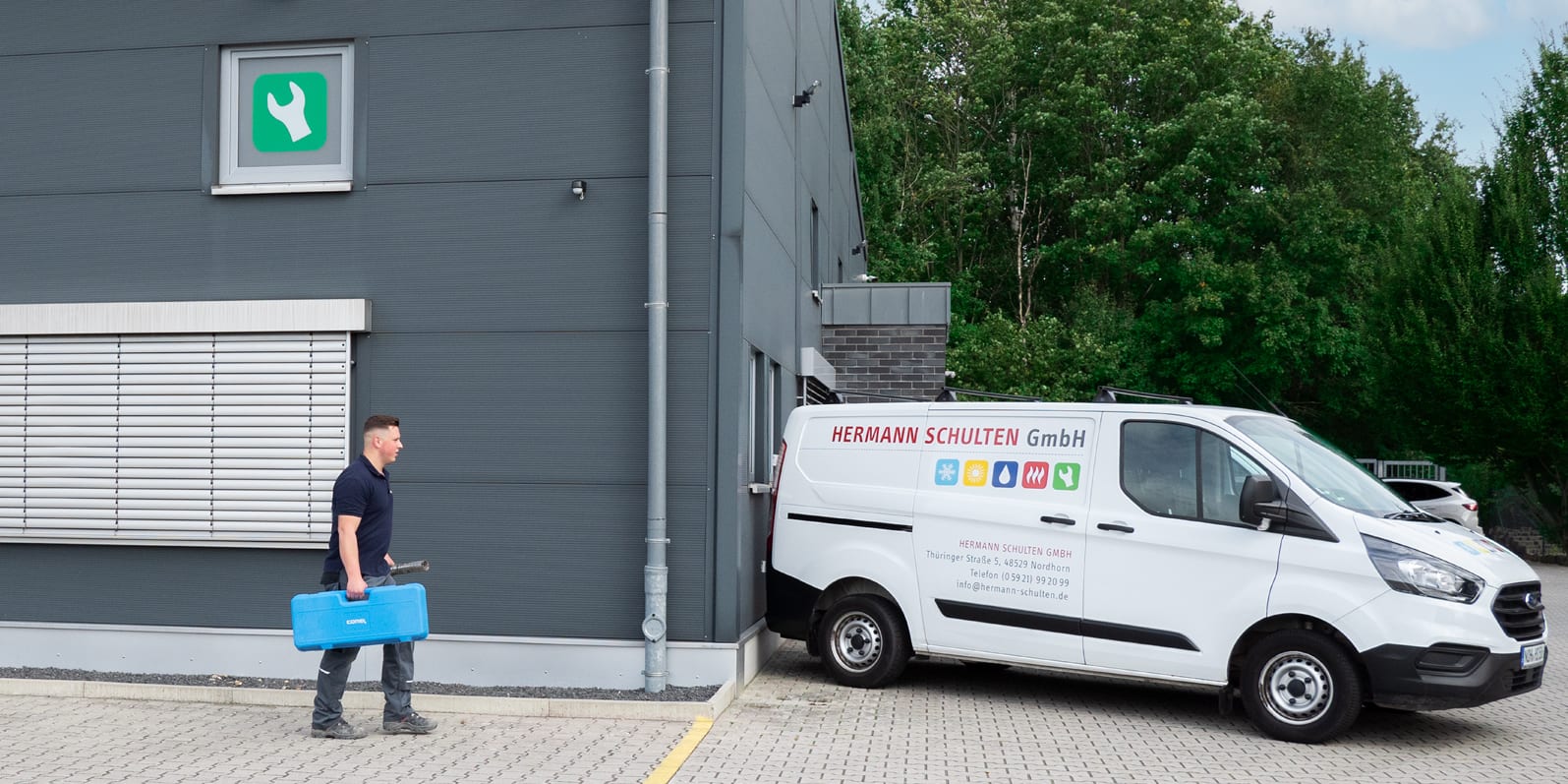 Das gesamte Team der Hermann Schulten GmbH vor dem Betriebsgebäude