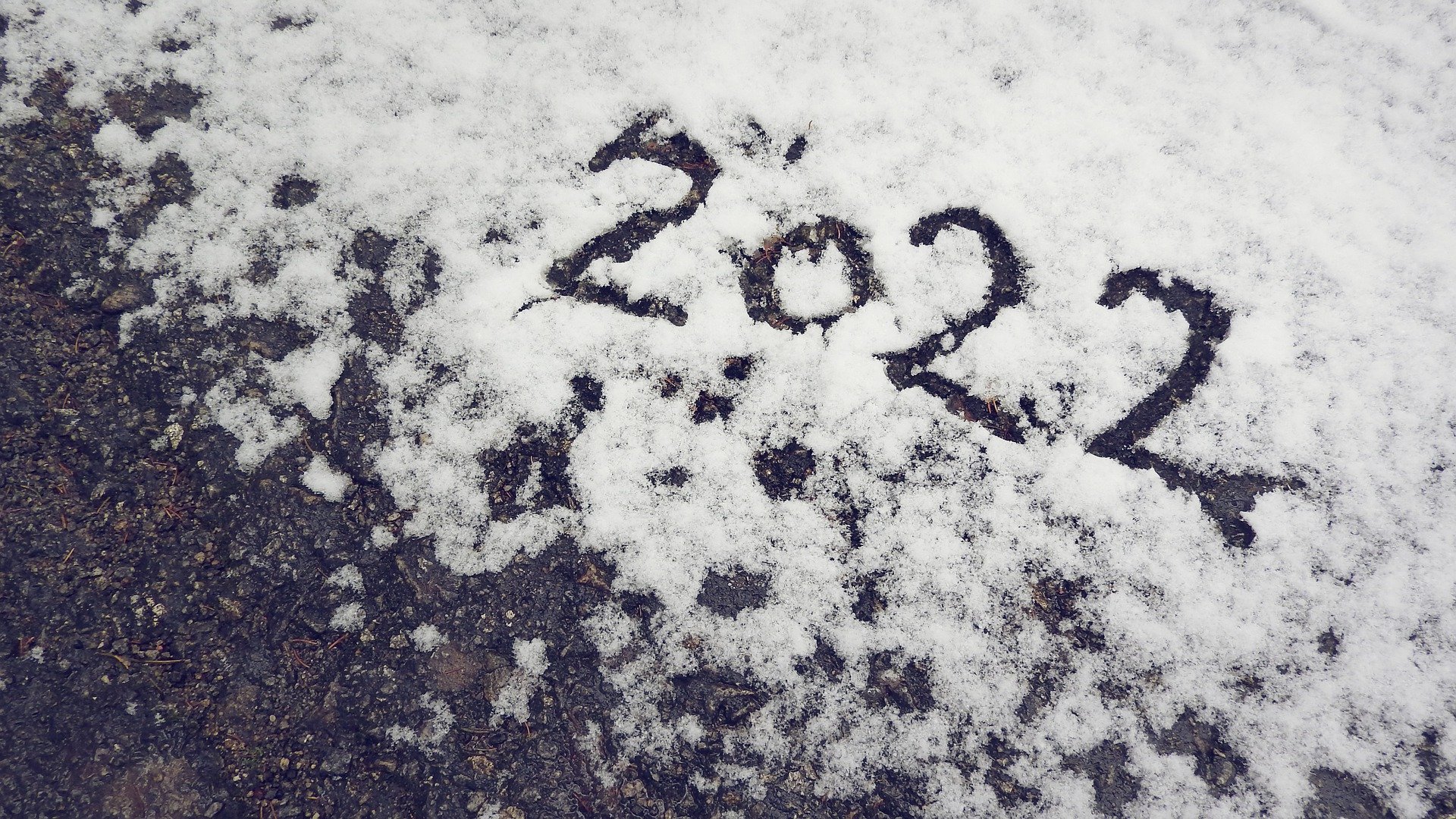 Die Zahl 2022 in Schnee geschrieben.
